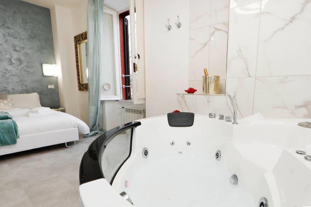 White Panoramic Jacuzzi Suite Trastevere - Top Collection Rom Exterior foto