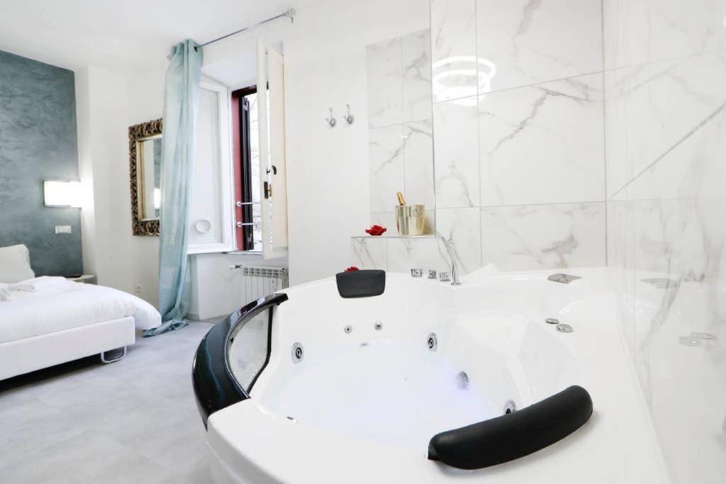 White Panoramic Jacuzzi Suite Trastevere - Top Collection Rom Exterior foto