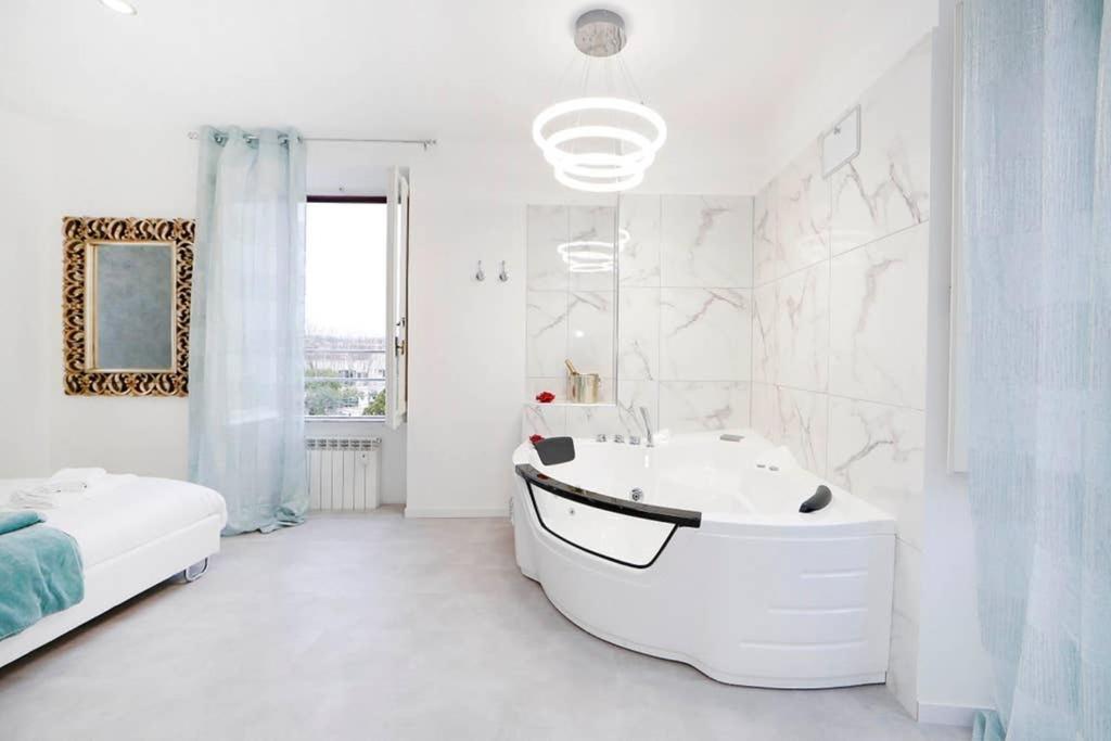 White Panoramic Jacuzzi Suite Trastevere - Top Collection Rom Exterior foto