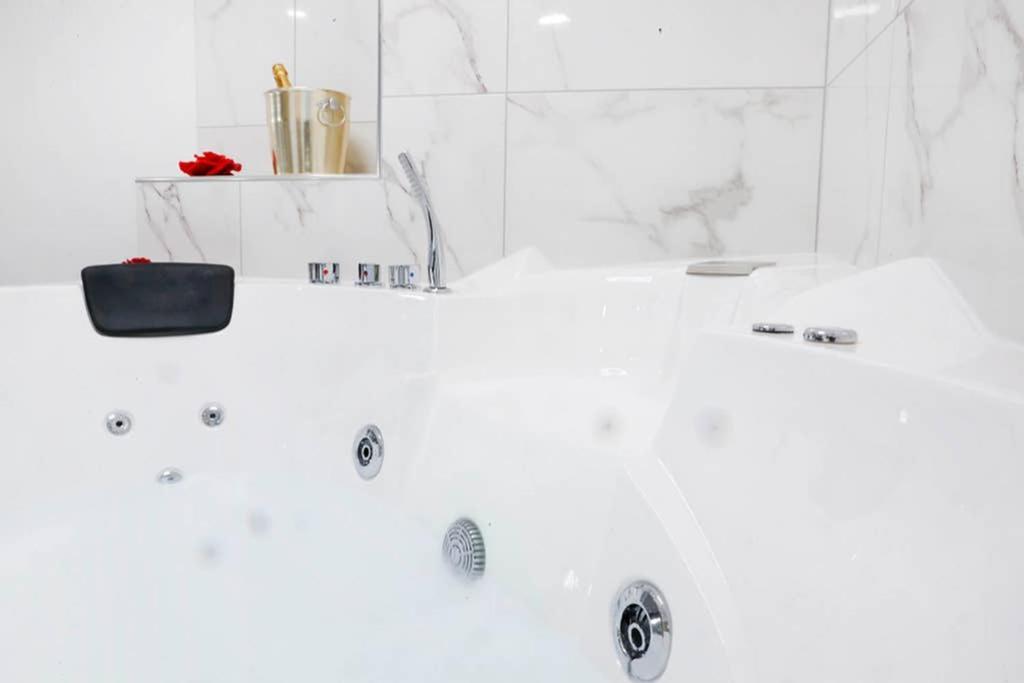 White Panoramic Jacuzzi Suite Trastevere - Top Collection Rom Exterior foto