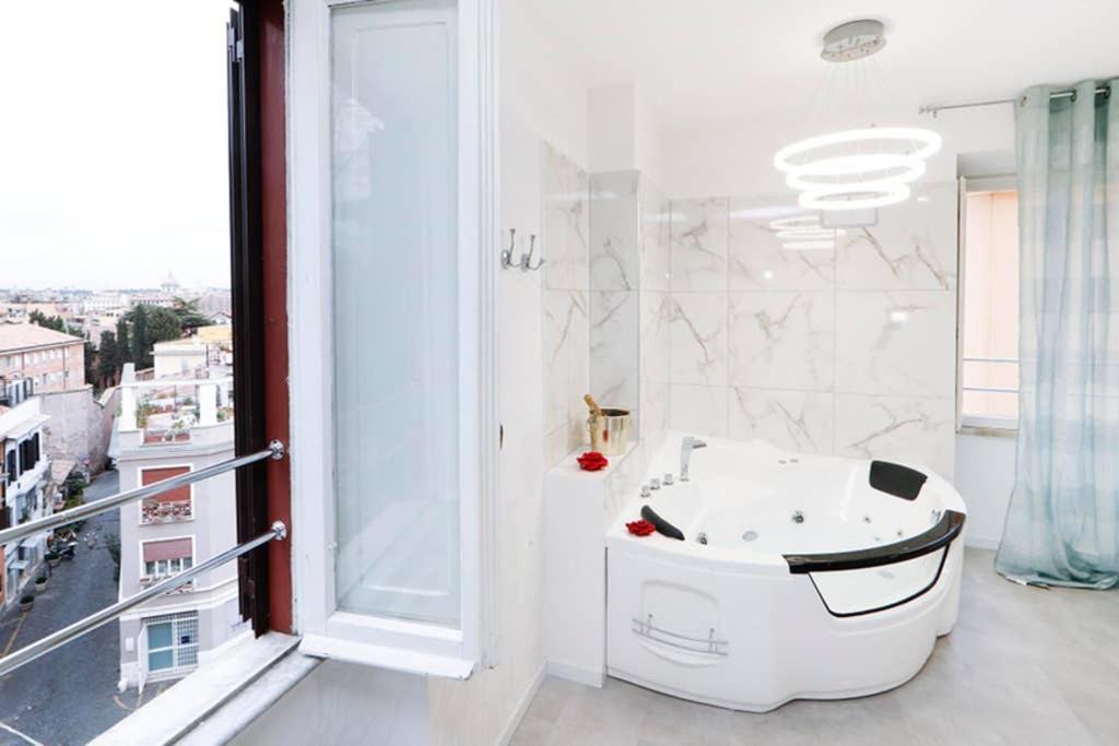 White Panoramic Jacuzzi Suite Trastevere - Top Collection Rom Exterior foto